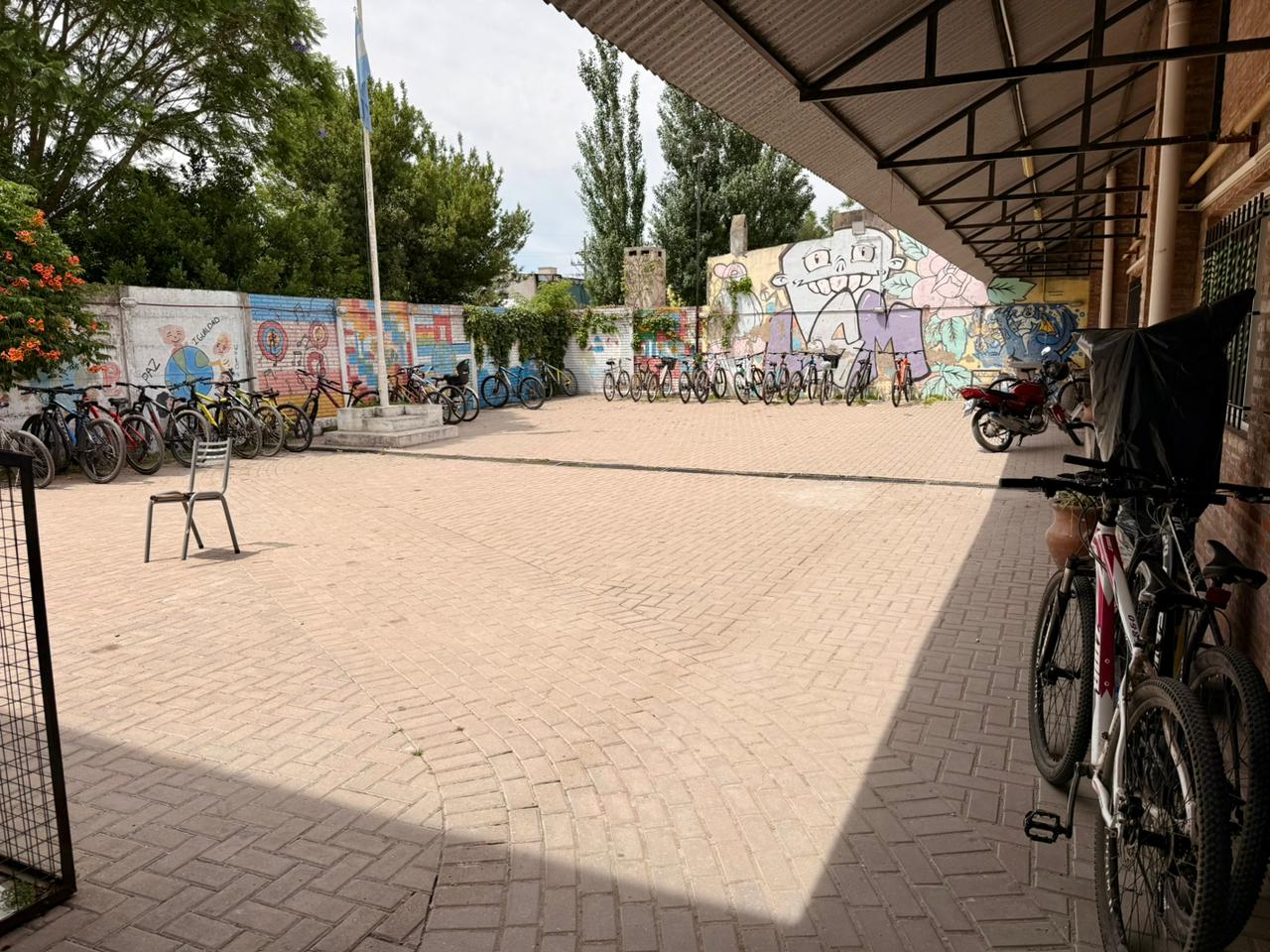 Patio, Lugar De Encuentro Con Nuetra Bandera